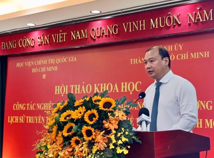 PGS.TS Lê Hải Bình, Ủy viên Trung ương Đảng, Phó Giám đốc Thường trực Học viện Chính trị quốc gia Hồ Chí Minh phát biểu tại Hội thảo.