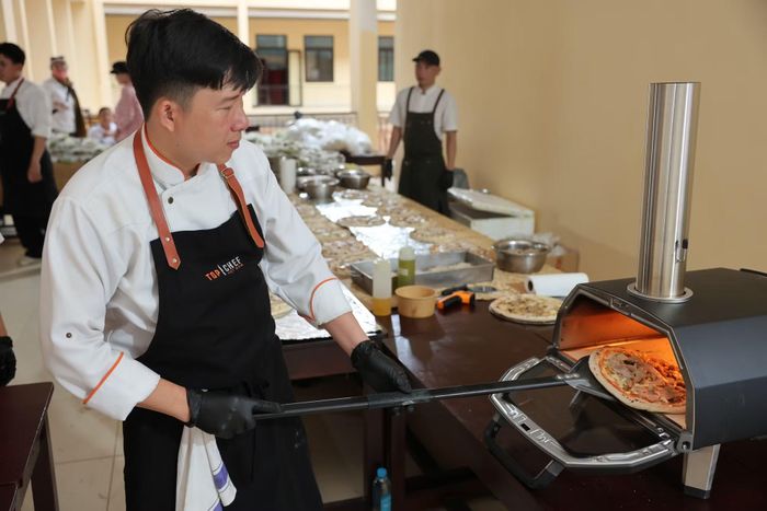 Những chiếc bánh pizza được nướng tại chỗ, mang đến một trải nghiệm ẩm thực mới cho học sinh Tây Giang trong ngày hội Trung thu.