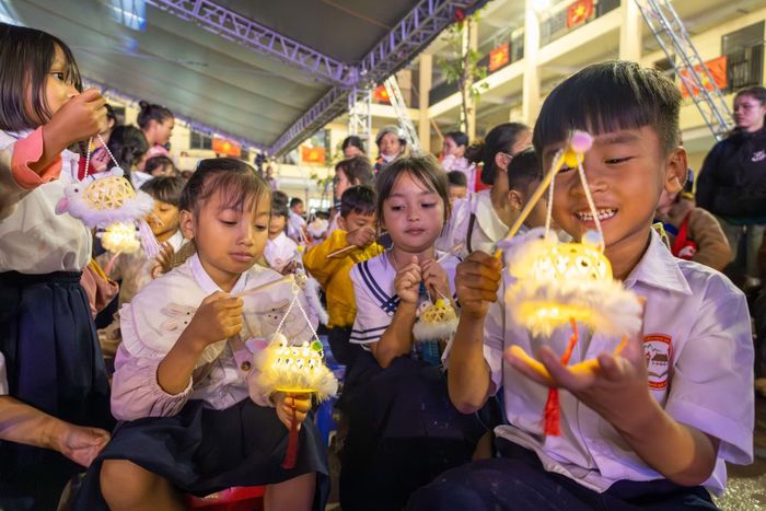 Học sinh vùng biên vui đêm hội Trung thu.