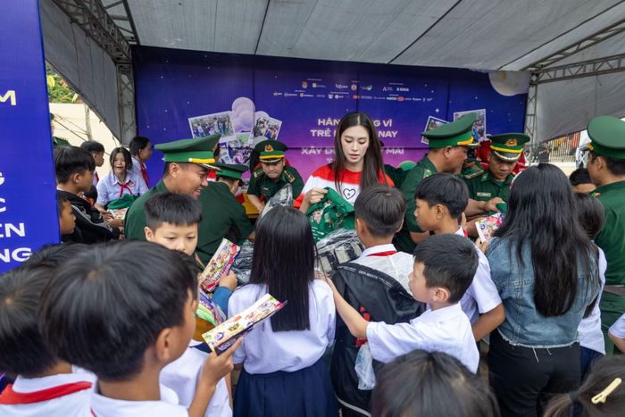 Học sinh háo hức khi được gặp những nhân vật mà trước đây chỉ biết qua màn ảnh hoặc các chương trình trên mạng xã hội.