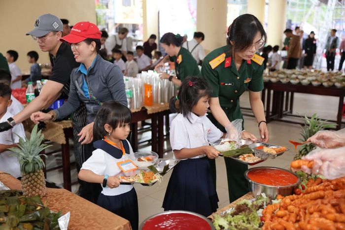 Học sinh được trải nghiệm bữa tiệc buffet với nhiều món ăn mới lạ.