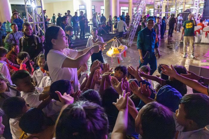 Tặng lồng đèn trung thu cho trẻ em vùng biên giới.