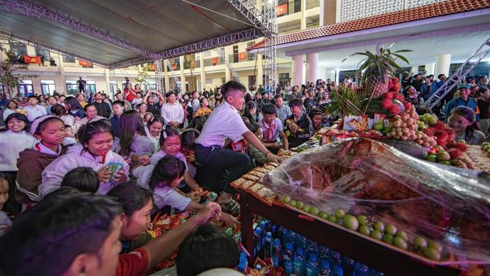 Học sinh vùng biên lần đầu tiên được phá cỗ trung thu quy mô lớn.