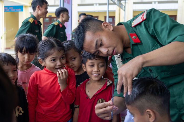 Cắt tóc miễn phí cho học sinh vùng biên.