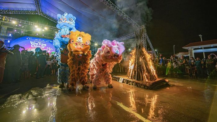 Sắc màu rực rỡ của đội múa lân hòa cùng ngọn lửa trại mang đến không khí đón Tết Trung thu trọn vẹn cho trẻ em miền núi.