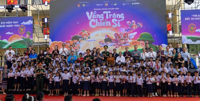 Tặng quà cho học sinh trong chương trình “Trăng sáng muôn nơi - Vầng trăng chiến sĩ”.