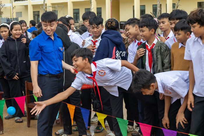 Học sinh tham gia các trò chơi dân gian trên sân trường nội trú mới khang trang.