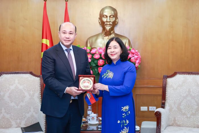 Ủy viên Bộ Chính trị, Bí thư Trung ương Đảng, Chủ tịch Ủy ban Trung ương MTTQ Việt Nam Bùi Thị Minh Hoài tặng quà lưu niệm cho ông Hun Many, Phó Thủ tướng Chính phủ, Bộ trưởng Bộ Dịch vụ công, Chủ tịch Hội Liên hiệp thanh niên Campuchia.