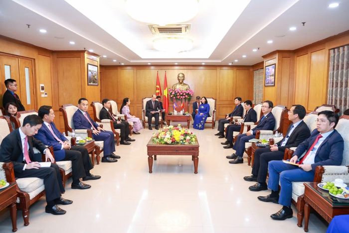 Bà Bùi Thị Minh Hoài, Ủy viên Bộ Chính trị, Bí thư Trung ương Đảng, Chủ tịch Ủy ban Trung ương MTTQ Việt Nam trao đổi với ông Hun Many, Phó Thủ tướng Chính phủ, Bộ trưởng Bộ Dịch vụ công, Chủ tịch Hội Liên hiệp thanh niên Campuchia