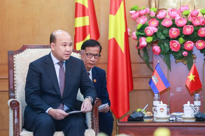 Ông Hun Many, Phó Thủ tướng Chính phủ, Bộ trưởng Bộ Dịch vụ công, Chủ tịch Hội Liên hiệp thanh niên Campuchia.