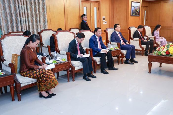 Đoàn đại biểu hai nước tại buổi gặp mặt.
