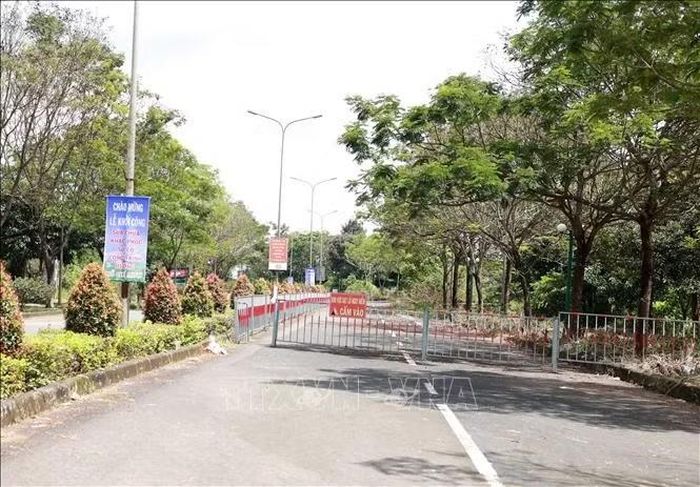 Ngành chức năng rào chắn khu vực sạt trượt để đảm bảo an toàn giao thông. Ảnh: Hưng Thịnh/TTXVN