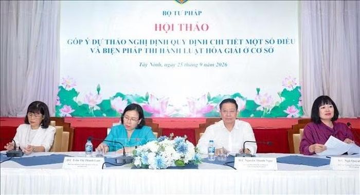 Chủ trì Hội thảo.