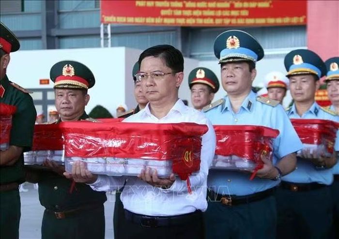 Phó Chủ tịch UBND TP. Hồ Chí Minh Nguyễn Mạnh Cường tại lễ tiễn, bàn giao mẫu sinh phẩm để xác định thông tin về liệt sĩ của các liệt sĩ chưa xác định được danh tính tại các Nghĩa trang liệt sĩ của Thành phố.