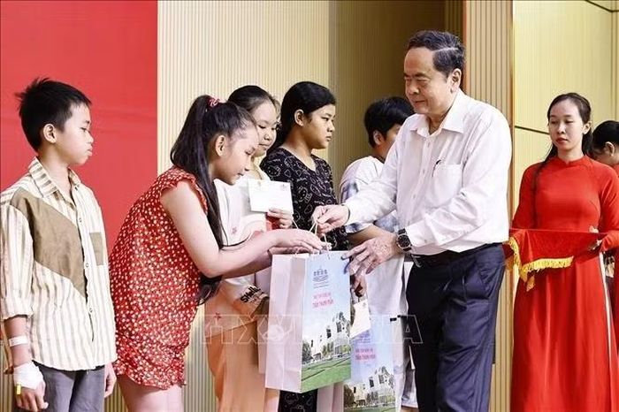 Chủ tịch Quốc hội Trần Thanh Mẫn tặng quà cho bệnh nhi tại Bệnh viện Nhi Đồng 1 Thành phố Hồ Chí Minh. Ảnh: Doãn Tấn/TTXVN