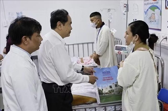 Chủ tịch Quốc hội Trần Thanh Mẫn tặng quà cho bệnh nhi tại Bệnh viện Nhi Đồng 1 Thành phố Hồ Chí Minh. Ảnh: Doãn Tấn/TTXVN