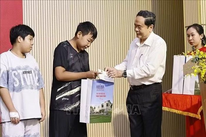 Chủ tịch Quốc hội Trần Thanh Mẫn tặng quà cho bệnh nhi tại Bệnh viện Nhi Đồng 1 Thành phố Hồ Chí Minh. Ảnh: Doãn Tấn/TTXVN