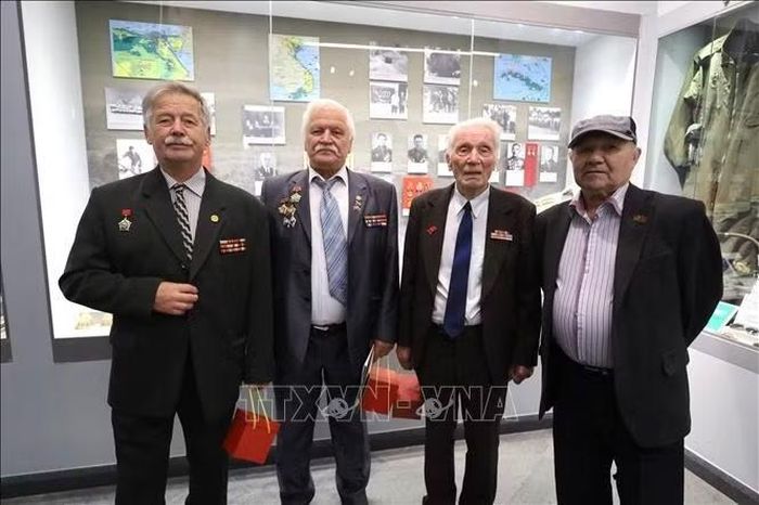 Các chuyên gia quân sự Belarus tại góc triển lãm về Việt Nam của bảo tàng Lịch sử chiến tranh vệ quốc vĩ đại của Belarus.
