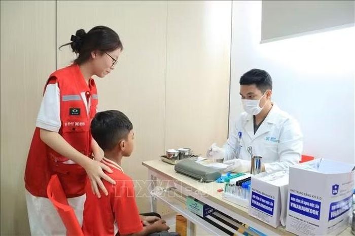 Ngoài việc khám và phẫu thuật miễn phí, nhà tài trợ hỗ trợ trực tiếp cho bệnh nhân đến khám một phần chi phí đi lại, ăn uống và lưu trú trong thời gian điều trị. Ảnh: TTXVN phát