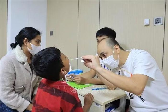 Chương trình dự kiến khám sàng lọc cho khoảng 200 trẻ em và người lớn bị dị tật khe hở môi - vòm (hàm ếch), dị tật hàm mặt và các dị tật khác. Ảnh: TTXVN phát