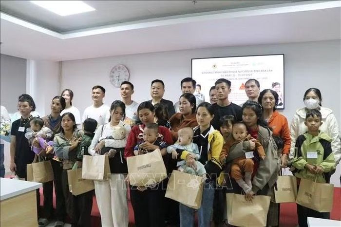 Tặng quà cho các bệnh nhân tham gia khám và phẫu thuật khe hở môi-hở hàm ếch. Ảnh: Nguyên Dung/TTXVN