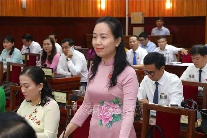 Đại biểu HĐND tỉnh Tây Ninh tham gia thảo luận tại kỳ họp.