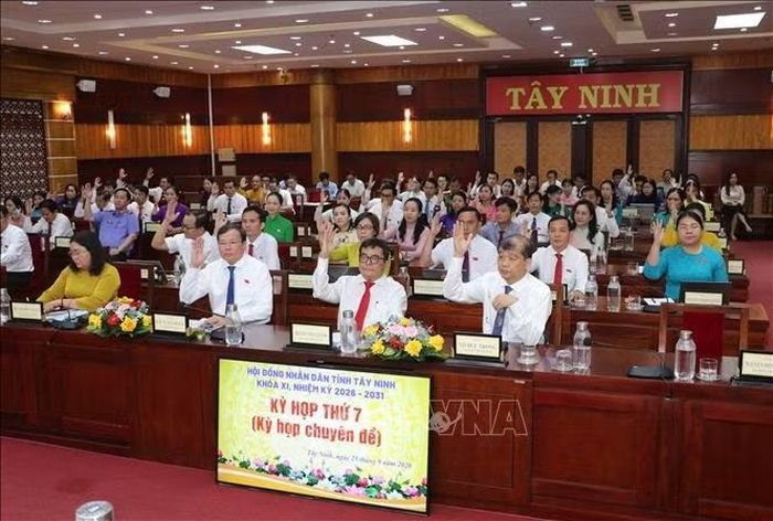 Các đại biểu biểu quyết thông qua các Nghị quyết tại Kỳ họp.
