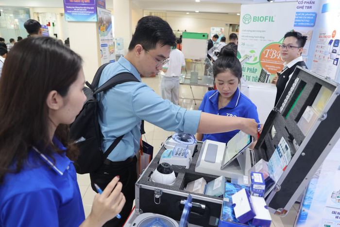 Các đại biểu tìm hiểu những giải pháp công nghệ sinh học được giới thiệu tại khu vực trưng bày.