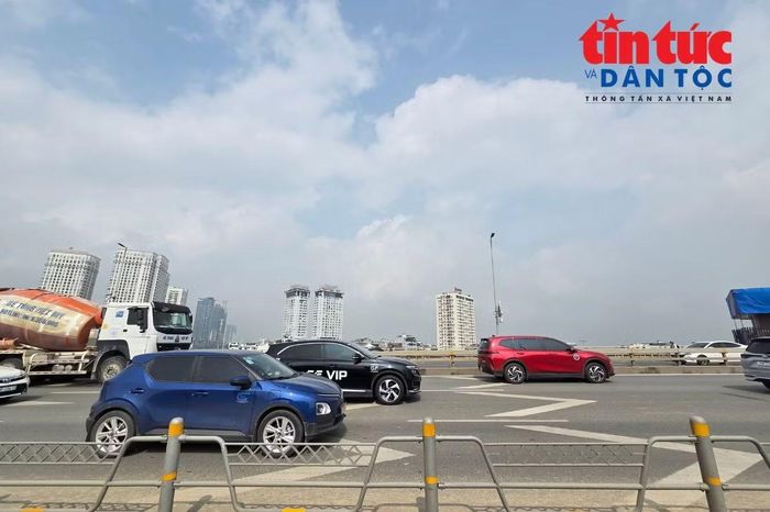 Những ngày gần đây, cầu Nhật Tân được bổ sung hệ thống biển báo và vạch sơn xác định khoảng cách giữa các phương tiện.