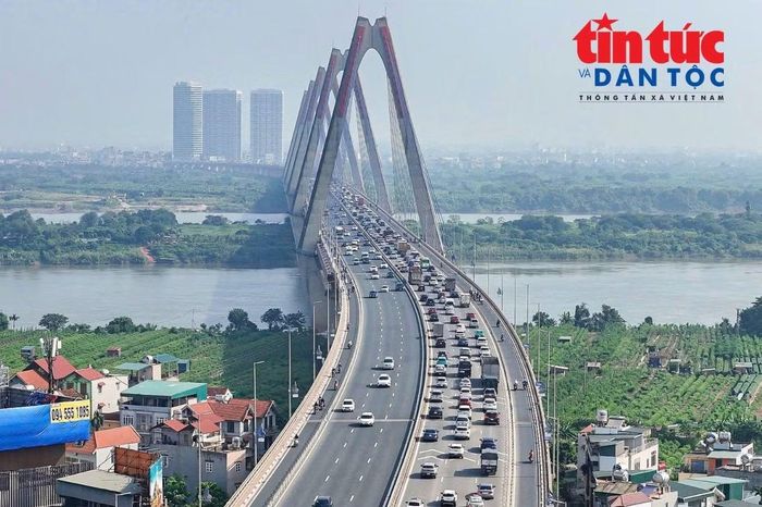 Theo ghi nhận của phóng viên Báo Tin tức và Dân tộc sáng 25/9, lượng phương tiện từ nội đô hướng ra ngoại thành qua cầu Nhật Tân tăng cao. Các dòng xe nối dài, di chuyển chậm trên cầu.