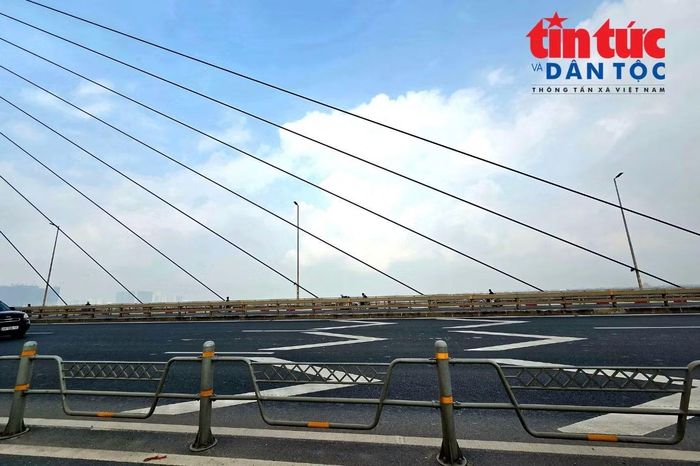 Các vạch sơn có hình mũi nhọn, được kẻ trên những làn đường dành cho ô tô. Những mốc khoảng cách liên tiếp tạo thành hệ thống nhận diện trực quan, giúp tài xế dễ quan sát khi di chuyển trên cầu.