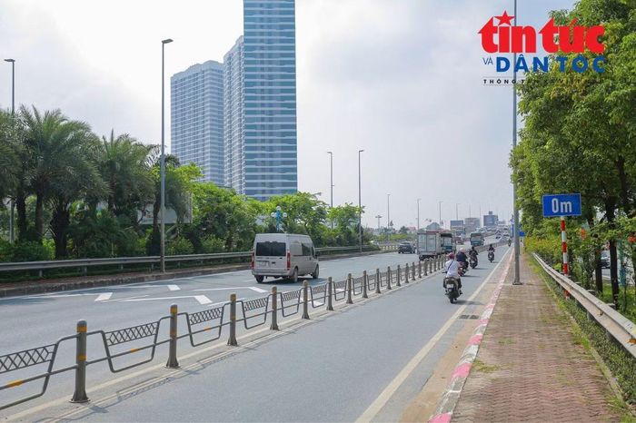 Việc bổ sung các mốc khoảng cách khiến mặt cầu Nhật Tân xuất hiện nhiều dấu hiệu nhận diện mới, đặc biệt dễ quan sát đối với các phương tiện đang lưu thông.