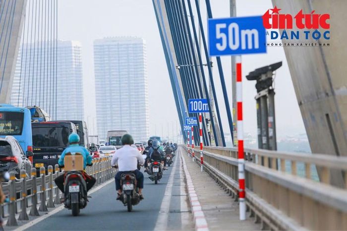 Mỗi vị trí có 5 biển báo thể hiện các mốc 0 m, 50 m, 100 m, 150 m và 200 m. Trên mặt đường, các vạch sơn tương ứng được bố trí để người điều khiển phương tiện có thể ước lượng khoảng cách với xe phía trước.