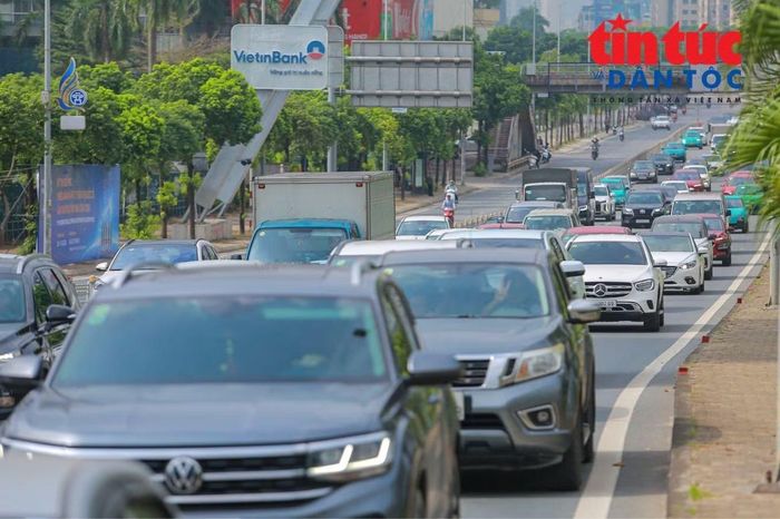 Nhiều ô tô chủ động giảm tốc độ, duy trì khoảng cách với phương tiện phía trước. Tình trạng này khiến dòng xe hướng ra ngoại thành ùn kéo dài.