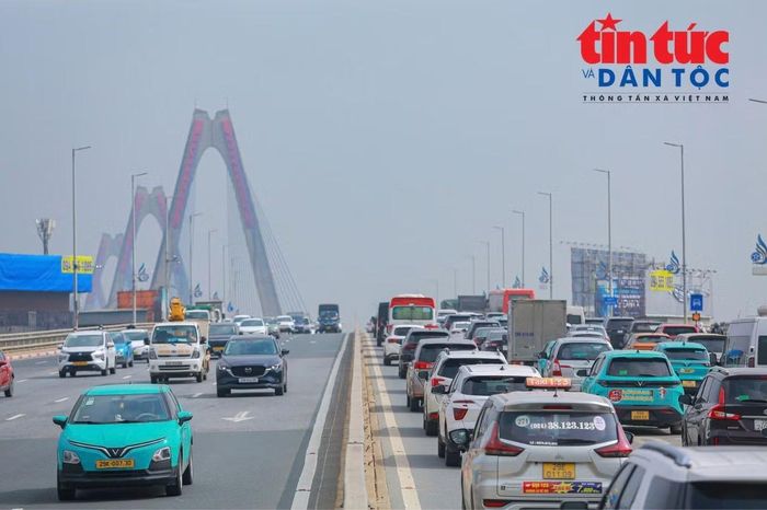 Ở chiều ngược lại, các phương tiện từ ngoại thành vào trung tâm Hà Nội di chuyển khá thông thoáng, không xảy ra ùn tắc kéo dài