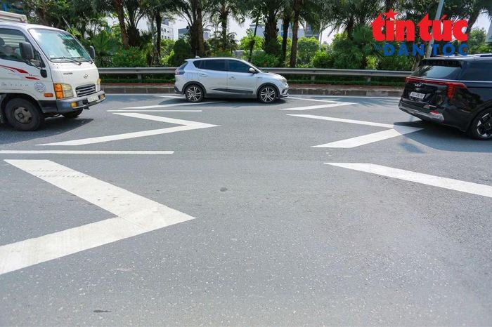 Theo phương án tổ chức giao thông được triển khai tại khu vực cầu Nhật Tân, các phương tiện khi lưu thông qua cầu được yêu cầu tuân thủ hệ thống biển báo, đi đúng làn đường và giữ khoảng cách an toàn với xe phía trước.