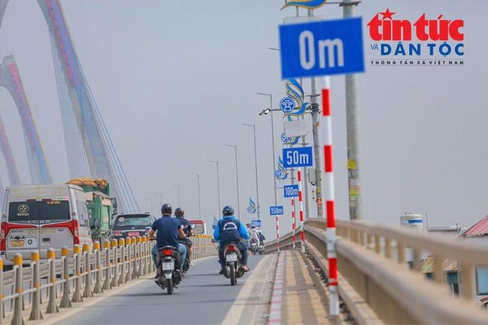 Tại khu vực hai đầu cầu và giữa cầu Nhật Tân, nhiều biển báo xác định khoảng cách được lắp đặt dọc tuyến.