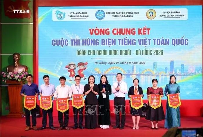 Ban Tổ chức tặng cờ lưu niệm cho các đơn vị tham dự Vòng Chung kết.