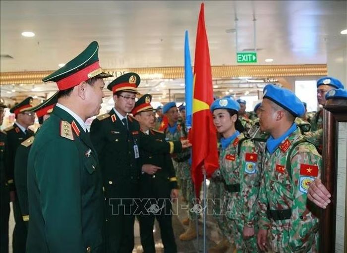 Thượng tướng Nguyễn Trường Thắng, Ủy viên Trung ương Đảng, Thứ trưởng Bộ Quốc phòng, chúc mừng các sĩ quan, quân nhân Đội Công binh số 5 lên đường thực hiện nhiệm vụ. Ảnh: Trọng Đức/ TTXVN