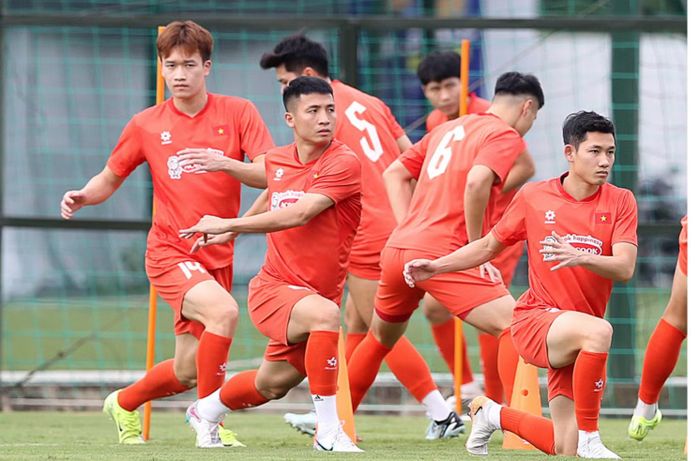 Trong tay HLV Kim Sang-sik hiện không có nhiều lựa chọn có thể chơi ở vị trí tiền vệ trung tâm đúng nghĩa. Ảnh: VFF