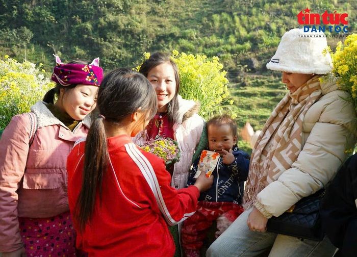 Du lịch cộng đồng mở thêm cơ hội để du khách tìm hiểu đời sống và văn hóa của đồng bào Mông.