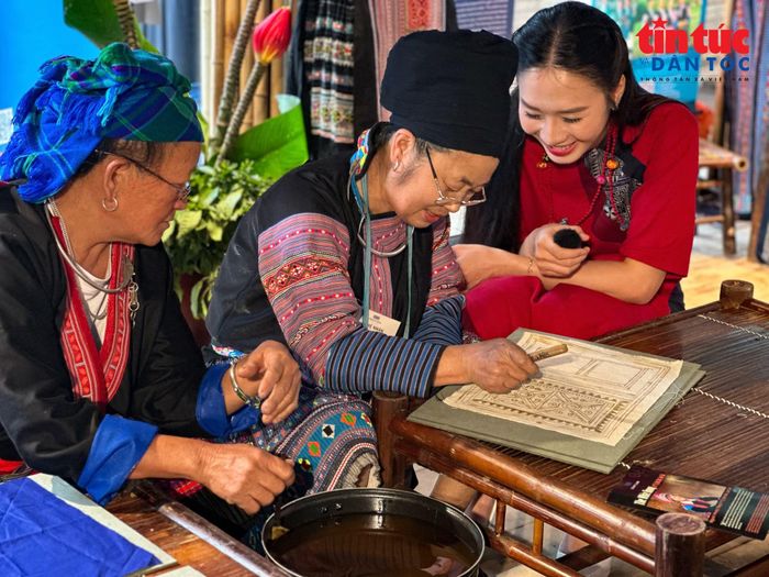 Các nghệ nhân trực tiếp trình diễn, giới thiệu những giá trị văn hóa dân tộc Mông đến du khách.