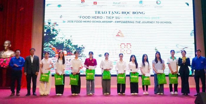 Trong khuôn khổ chương trình, Ban Tổ chức trao 20 suất học bổng “Food Hero - Tiếp sức đến trường” cho sinh viên Trường Đại học Tài nguyên và Môi trường Hà Nội. Ảnh: BTC
