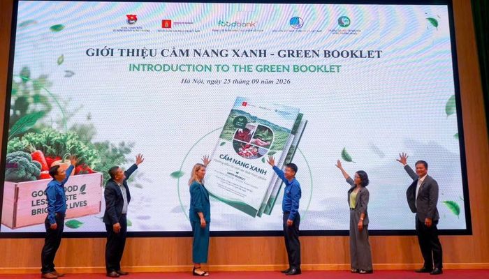 Ban tổ chức ra mắt Cẩm nang Xanh, cung cấp kiến thức và gợi ý thực hành cho cá nhân, gia đình, tổ chức và cộng đồng về sử dụng thực phẩm có trách nhiệm, hạn chế lãng phí và sử dụng hiệu quả nguồn tài nguyên. Ảnh: BTC