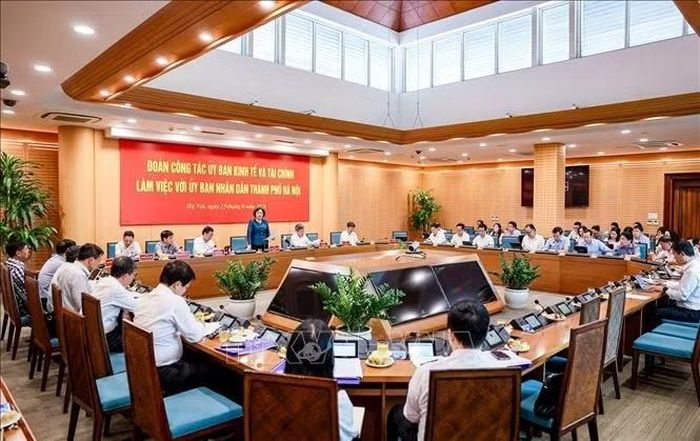 Quang cảnh buổi làm việc của Đoàn công tác Ủy ban Kinh tế và Tài chính với UBND thành phố Hà Nội, chiều 25/9/2026.