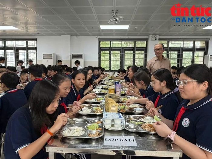 Bữa ăn trưa của học sinh Trường THCS Giảng Võ, Hà Nội. Ảnh: LV