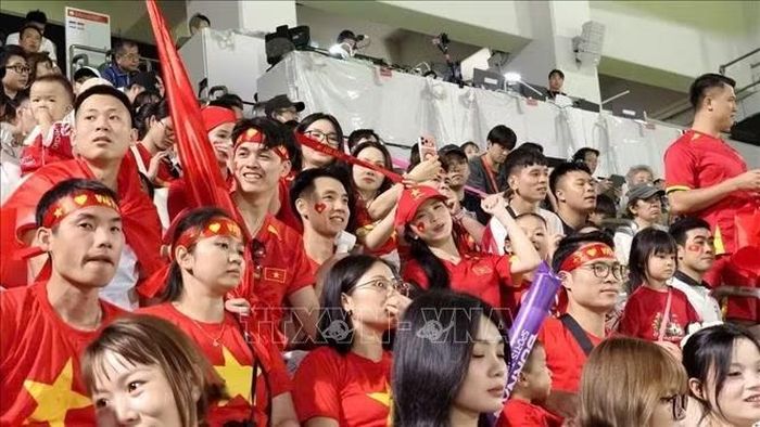 Rất đông cổ động viên Việt Nam đến sân cổ vũ cho đội nhà. Ảnh: Bùi Hà/PV TTXVN tại Nhật Bản
