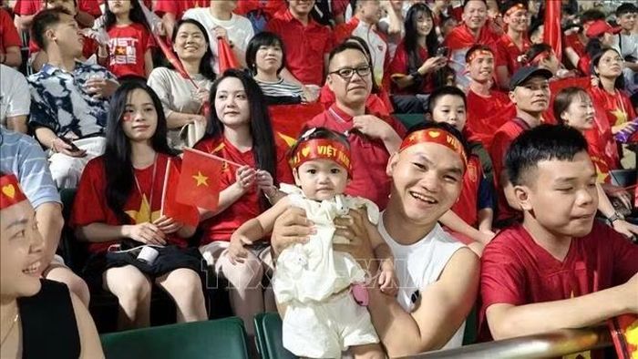 Rất đông cổ động viên Việt Nam đến sân cổ vũ cho đội nhà. Ảnh: Bùi Hà/PV TTXVN tại Nhật Bản