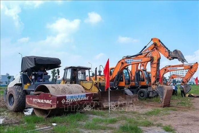 Máy móc tập kết chuẩn bị thi công dự án Nhà ở xã hội tại Khu dân cư số 3, khu phía Bắc thuộc Khu đô thị Tây Nam, phường Đa Mai. Ảnh: Thanh Thương/TTXVN