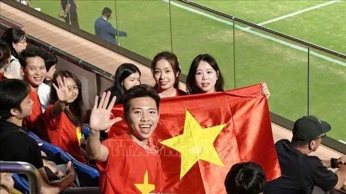 Rất đông cổ động viên Việt Nam đến sân cổ vũ cho đội nhà. Ảnh: Bùi Hà/PV TTXVN tại Nhật Bản